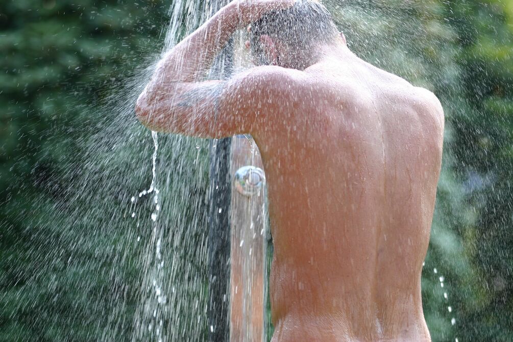 Sau khi tắm với soda, một người đàn ông cần đi tắm nước mát. 