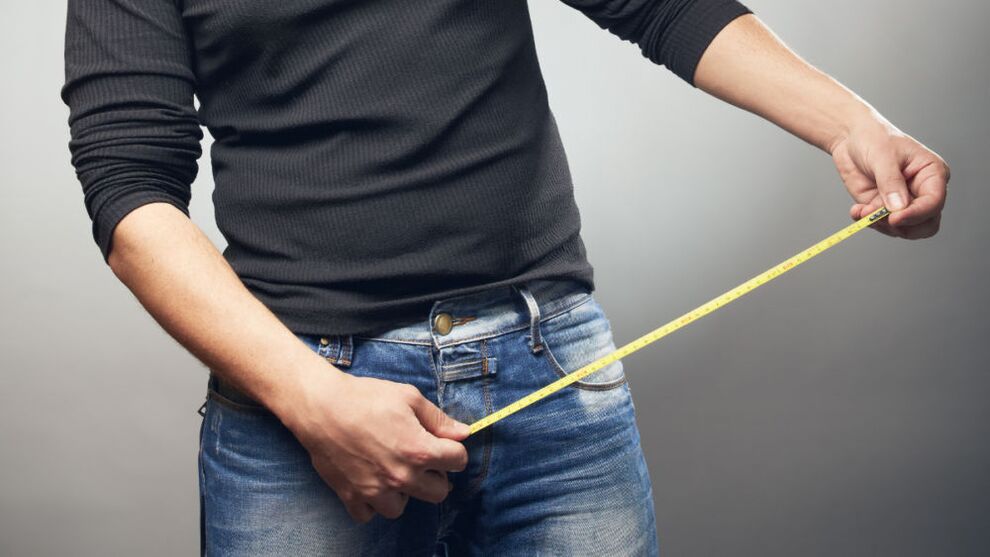 Một người đàn ông có người cai trị đo lường một thành viên